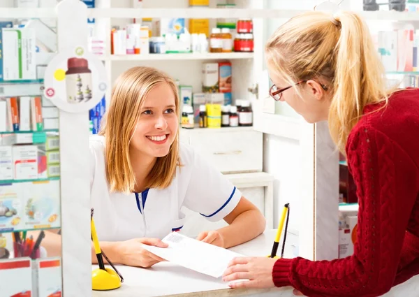 Apotekare uttråkad av hennes arbete — Stockfoto