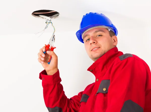 Eletricista bonito trabalhando — Fotografia de Stock