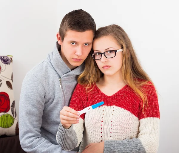 Couple adolescent avec test de grossesse positif Images De Stock Libres De Droits