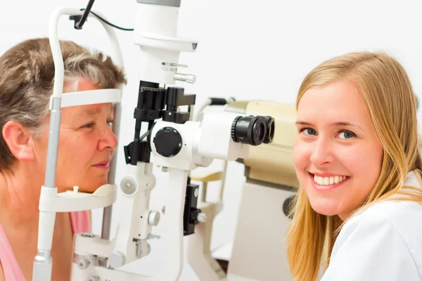 Sorrindo feliz optician — Fotografia de Stock