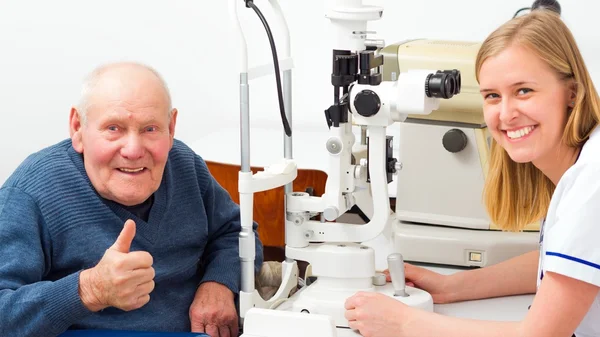 Älterer Mann mit Presbyopie — Stockfoto