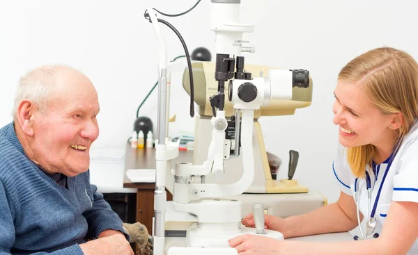 Glücklicher alter Patient in der Augenheilkunde — Stockfoto