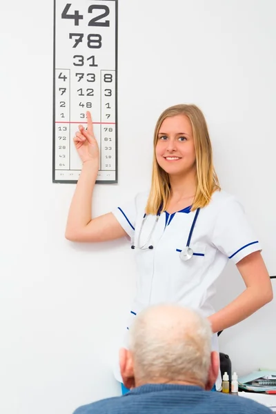 Exman óptico com sorrir jovem médico — Fotografia de Stock