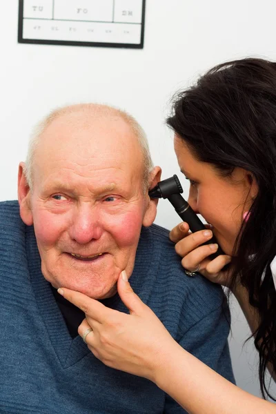 Undersökning med auroscope — Stockfoto