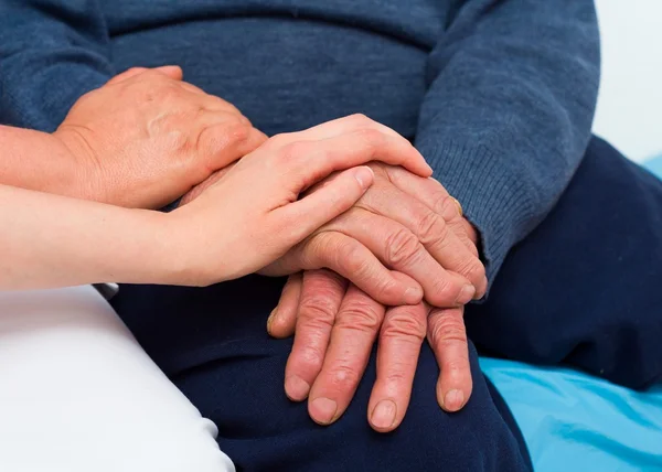 Äldre Man med allvarlig sjukdom som stöds — Stockfoto