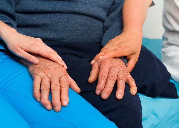 Apoyo a las personas mayores con enfermedad de Parkinson — Foto de Stock