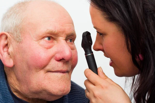 Homem idoso com problemas de visão — Fotografia de Stock