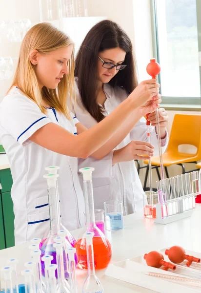 Mulheres que trabalham em laboratório químico — Fotografia de Stock