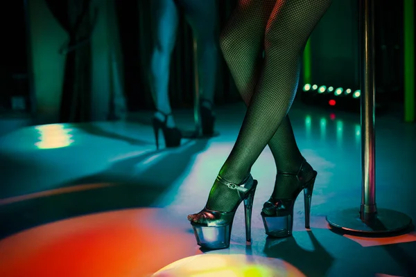 Seksi kadın dansı ya da striptiz topukları. Gece kulübünün direği. Striptizci kız geçmişi — Stok fotoğraf