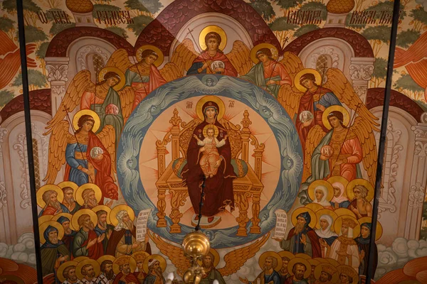 03.10.2020 Rusia Moscú Iglesia del Icono de Kazán de la Madre de Dios. Templo techo pintura — Foto de Stock