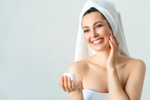Szczęśliwa piękna kobieta trzyma policzki ze śmiechem patrząc w bok. Kosmetologia, piękno — Zdjęcie stockowe