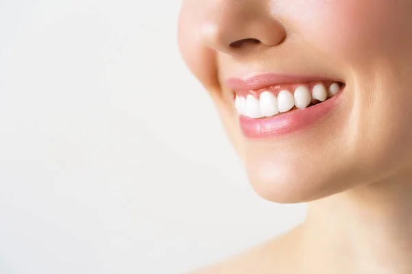 젊은 여자의 완벽 한 건강 한 치아 미소. 치아를 하얗게 만드는 일. 치과 환자에요. 이미 지는 구강 치 의학, 기형학을 상징한다 — 스톡 사진