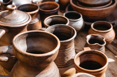 Market tezgahında el yapımı meyve ürünleri.