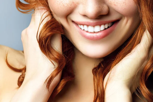 歯のホワイトニング手順の後に美しい女性の笑顔。歯のケア。歯の概念 — ストック写真