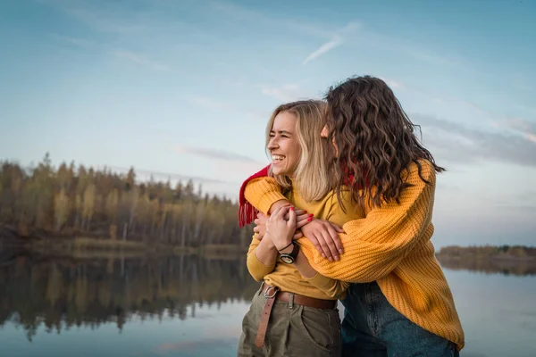 Freundin Mädchen ruhen sich in der Natur aus Mädchen umarmen und lachen Lebensstil — Stockfoto