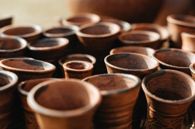 Market tezgahında el yapımı meyve ürünleri.