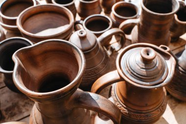 Market tezgahında el yapımı meyve ürünleri.