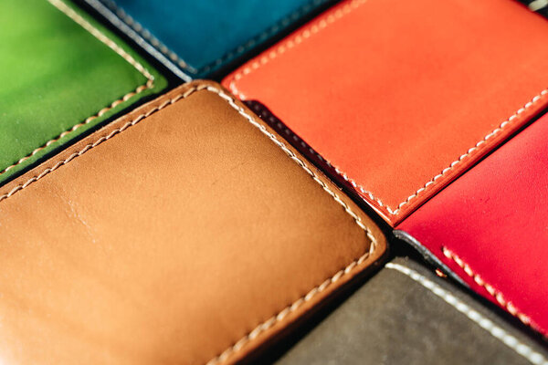 Кожаный бумажник ручной работы. Разноцветная текстура. Кожаное ремесло