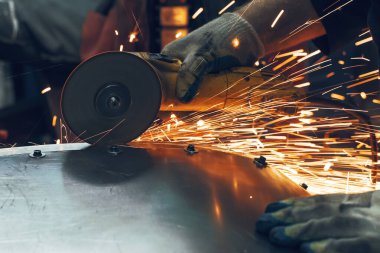 Açı öğütücüyle metal işleme. Metal işçiliğinde kıvılcımlar