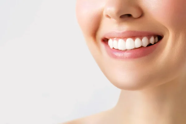 Τέλεια υγιή δόντια χαμόγελο μιας νεαρής γυναίκας. Λεύκανση δοντιών. Η εικόνα συμβολίζει την οδοντιατρική φροντίδα του στόματος, — Φωτογραφία Αρχείου