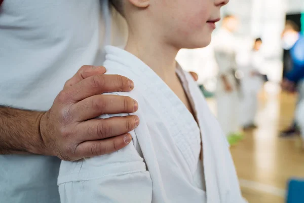 Addestramento per bambini sul karate-do. Banner con spazio per il testo. Per pagine web o stampa pubblicitaria. — Foto Stock