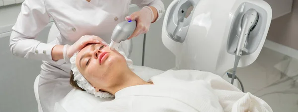 Elevación ultraex. Cuidado de la piel facial. Primer plano de la mujer consiguiendo tratamiento facial de la microdermoabrasión de la hidrodermoabrasión que pela en la clínica cosmética del spa de la belleza. Aspiradora Hydra. Exfoliación, Rejuvenecimiento y — Foto de Stock