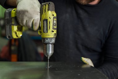 Kablosuz tornavidayla Oto Atölyesinde Çalışıyor