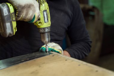 Kablosuz tornavidayla Oto Atölyesinde Çalışıyor