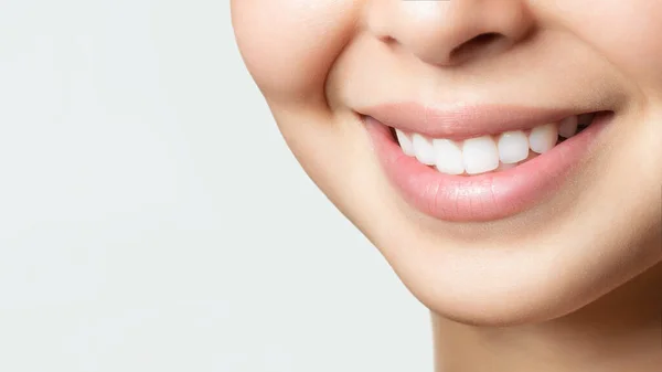 一个年轻的亚洲女人完美的健康的牙齿微笑。牙齿变白了。牙科诊所的病人图为口腔护理、牙科、口腔科的象征。牙科图像 — 图库照片