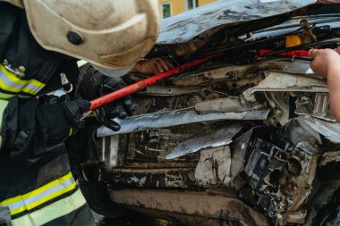 Kurtarma ekipleri kaza yapmış bir arabadan kurtarma ekipleri...