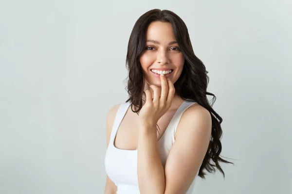 Retrato de mujer joven. Morena encantadora mirando a la cámara y sonriendo —  Fotos de Stock