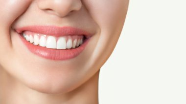 Diş beyazlatma işleminden sonra güzel bir kadın gülümsemesi. Diş bakımı. Diş hekimi kavramı