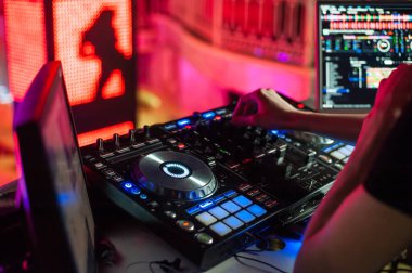 DJ gece kulübünde bir parça karışımları