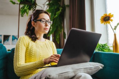 İş kadını ofisteki laptopta e-posta yazıyor..