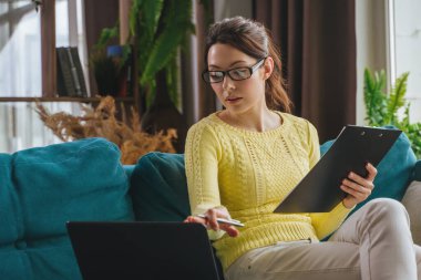 İş kadını ofisteki laptopta e-posta yazıyor..