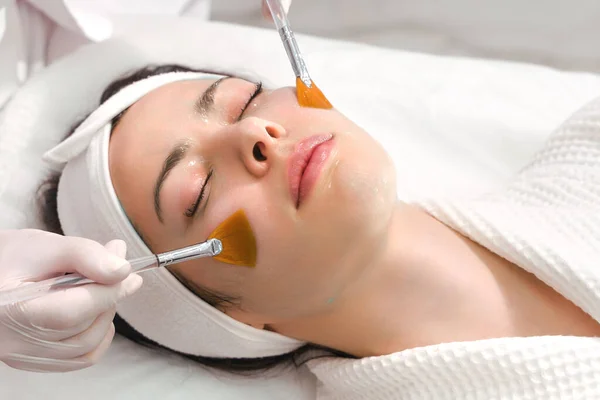 Yüz bakımı. Kozmetik kliniğindeki bir kadının yüzüne maske takılır. Kapat. — Stok fotoğraf