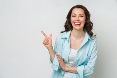 Genç kadın gülümsüyor ve mekanı kopyalamaya çalışıyor..