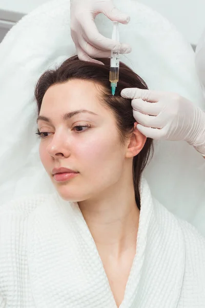 Kozmetik kliniğinde kafasına kurşun yiyen bir kadın. Saç büyümesi için mezoterapi. — Stok fotoğraf