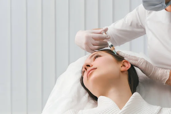 Kozmetik kliniğinde kafasına kurşun yiyen bir kadın. Saç büyümesi için mezoterapi. — Stok fotoğraf