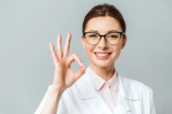 Retrato de uma médica feliz mostrando o sinal OK — Fotografia de Stock