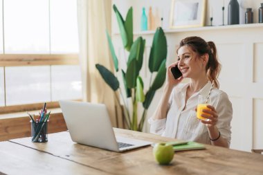 İş kadını ofisteki laptopta e-posta yazıyor..