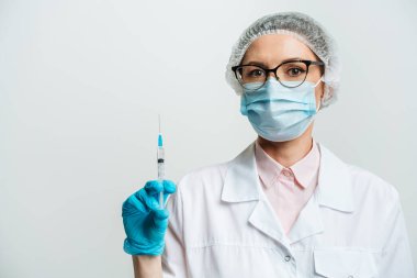 Bir hemşire Covid-19 ya da Coronavirus 'a karşı aşı yapmadan önce şırınga tutar..