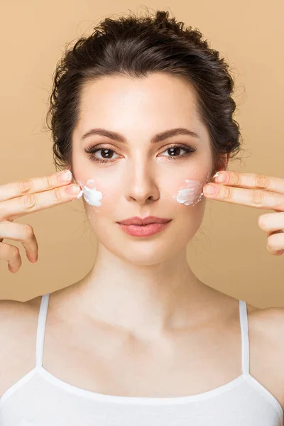 Feliz hermosa mujer, aplica crema en su cara. Cosmetología, Belleza y Spa — Foto de Stock