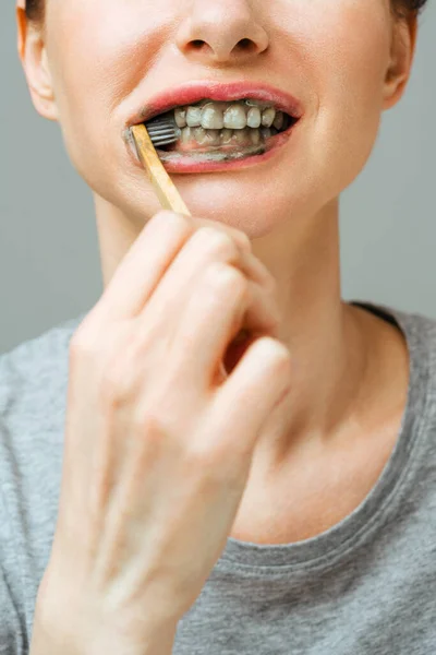 Žena se zdravými bílými zuby drží kartáček na zuby a usmívá se. Koncept ústní hygieny — Stock fotografie