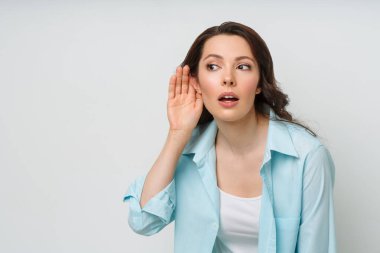 Genç bir kadın, bir başkasının konuşmasına kulak misafiri olur. Gizlice dinleme, casusluk, dedikodu ve sarı basın.