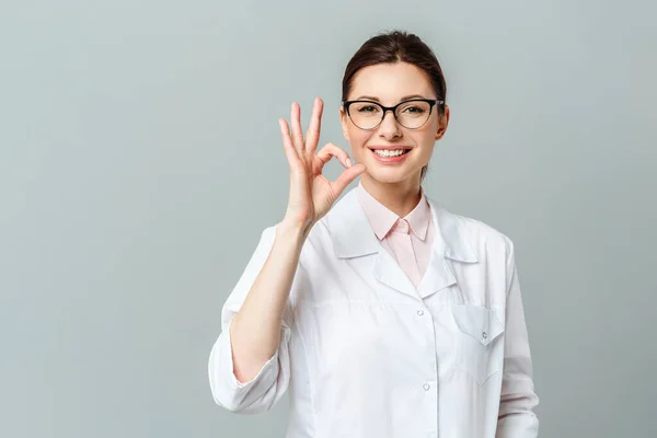 Portret van een vrolijke vrouwelijke arts met het OK-teken — Stockfoto