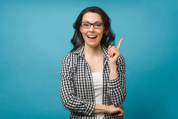 De jonge vrouw vond het antwoord op een moeilijke vraag. Eureka-concept, idee — Stockfoto