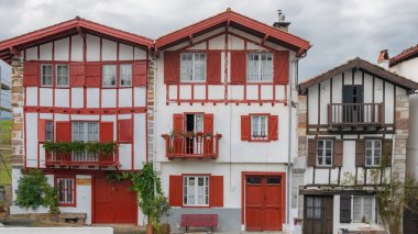 Bask bölgesindeki Ainhoa köyündeki tipik evler.