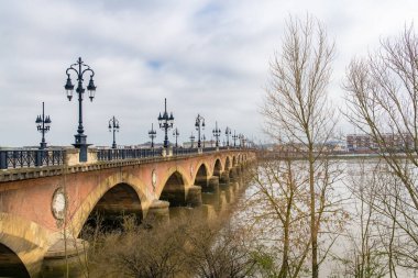 Bordeaux, güzel Fransız şehri, ortada taş köprü, Garonne nehri.