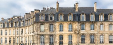 Bordeaux, güzel bir Fransız şehri, merkezde tipik binalar.